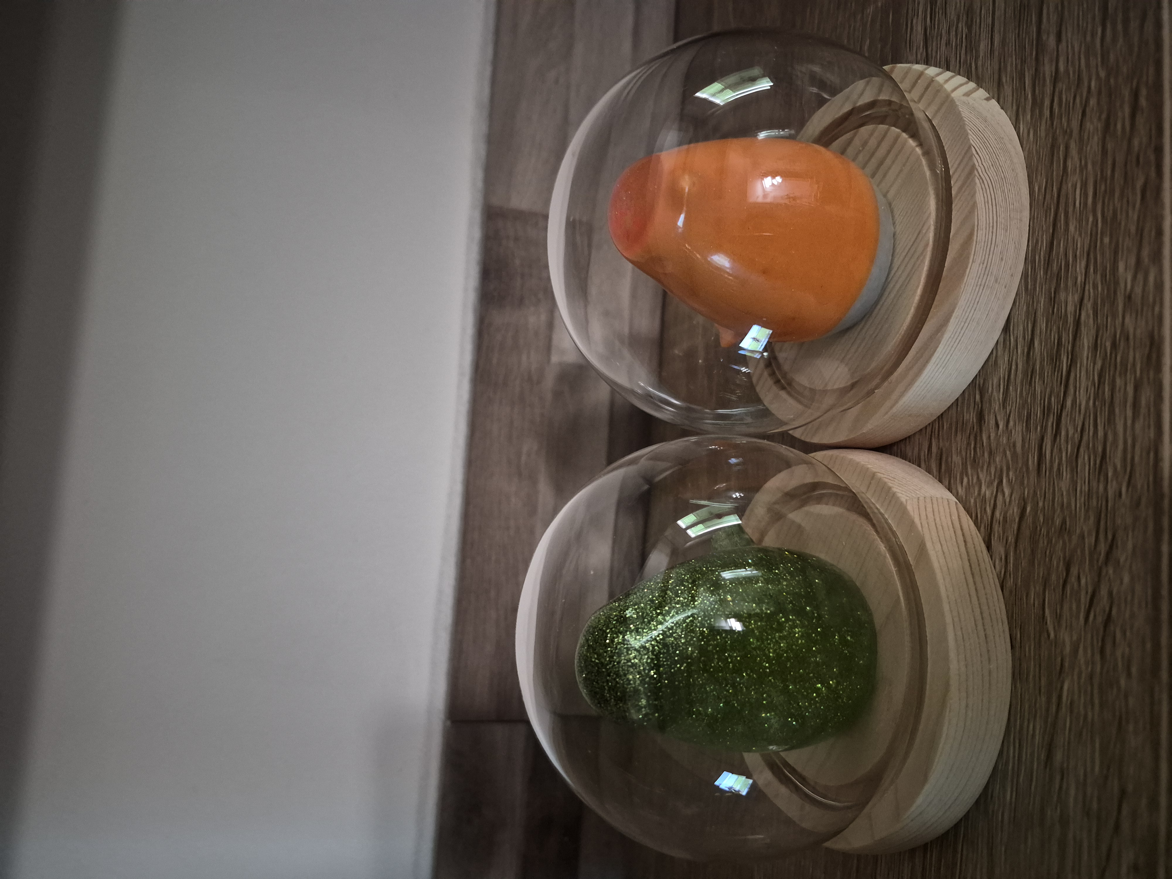 Petit oiseau paillettee — vue 3, création artisanale en résine époxy faite main à Toulon (Var)